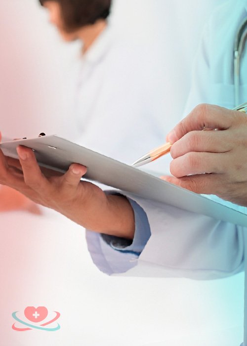 врач делает записи в планшет крупным планом